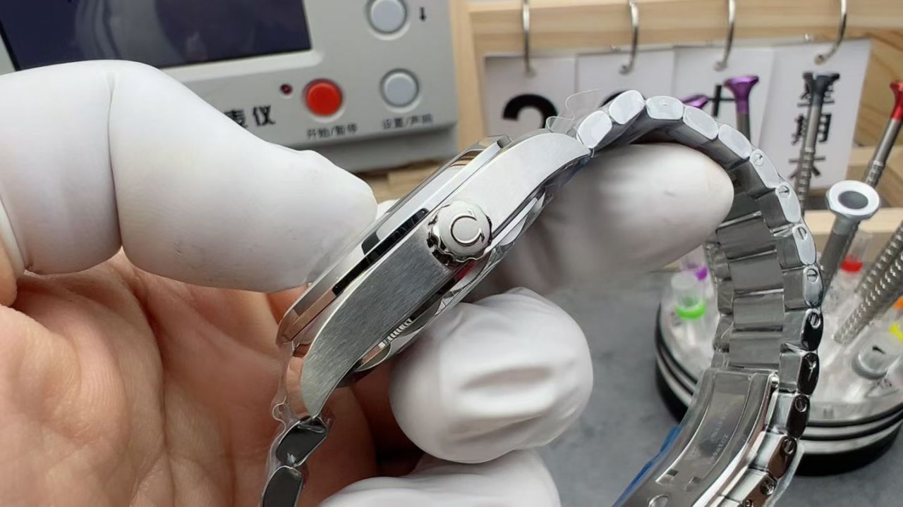 VS铁霸欧米茄海马系列235.10.38.20.06.001腕表 /  