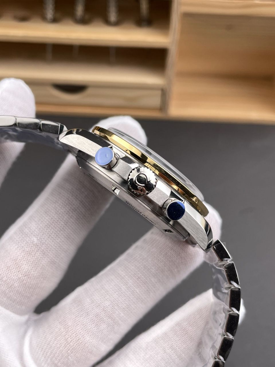 N1欧米茄超霸系列310.20.42.50.01.001腕表(“阿波罗11号”50周年限量版) /  