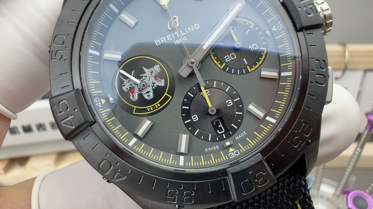 BLS百年灵复仇者夜间任务款系列SB01472A1B1X1腕表 /  