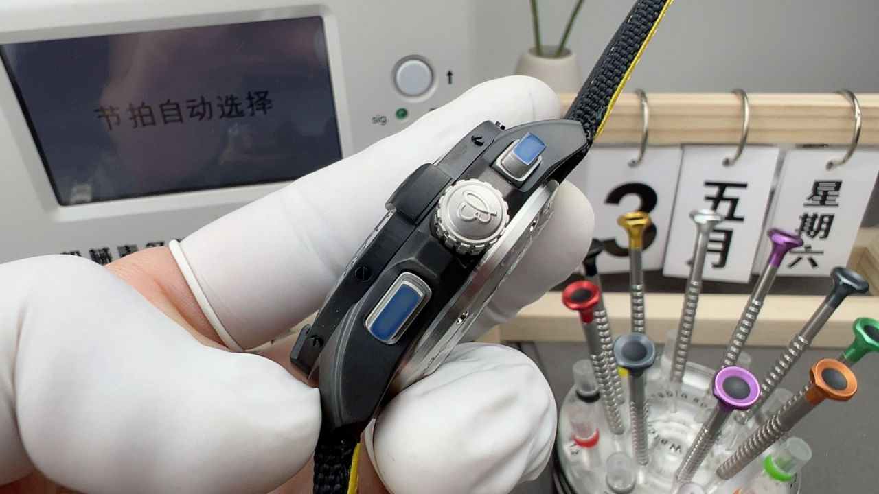 BLS百年灵复仇者夜间任务款系列SB01472A1B1X1腕表 /  