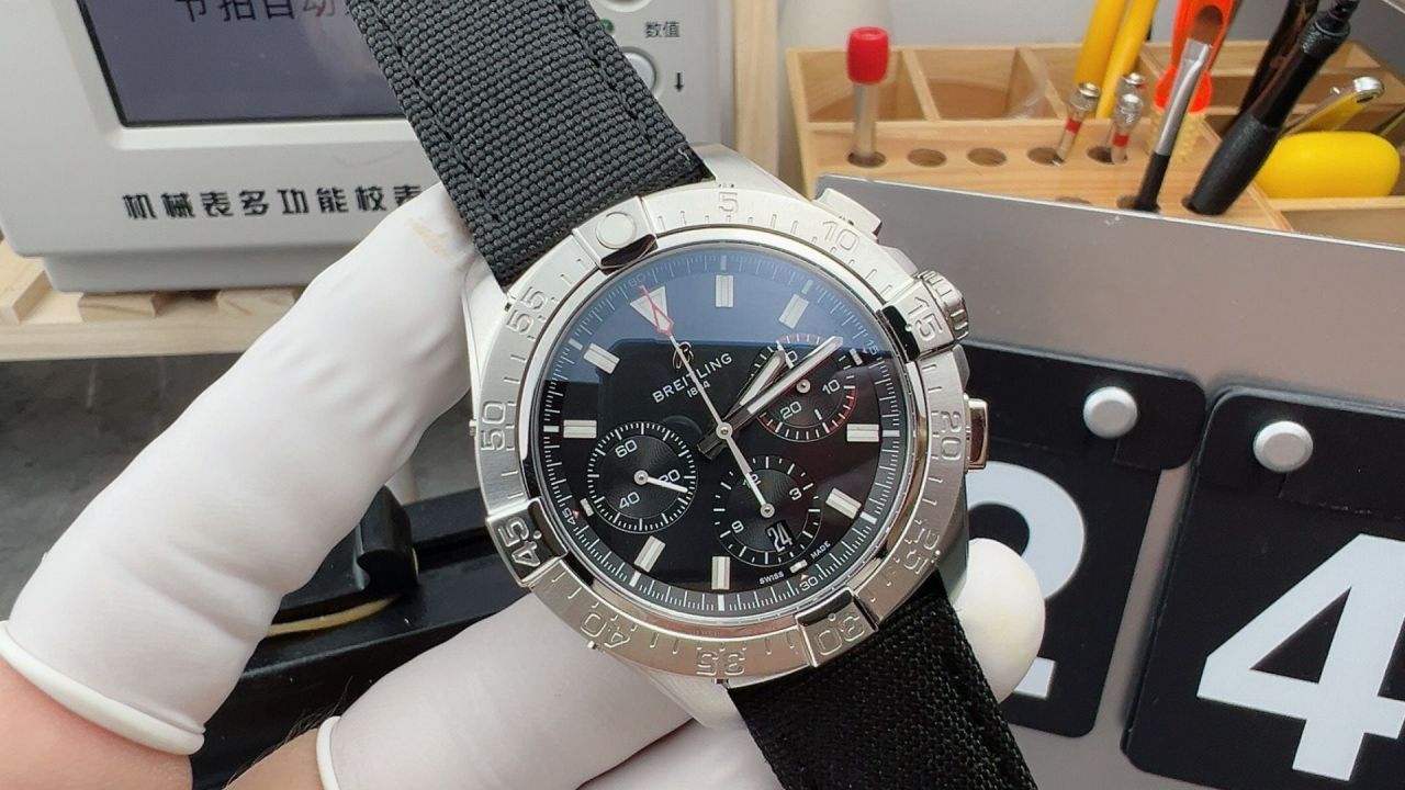 BLS百年灵复仇者系列AB01821A1B1X1腕表 /  