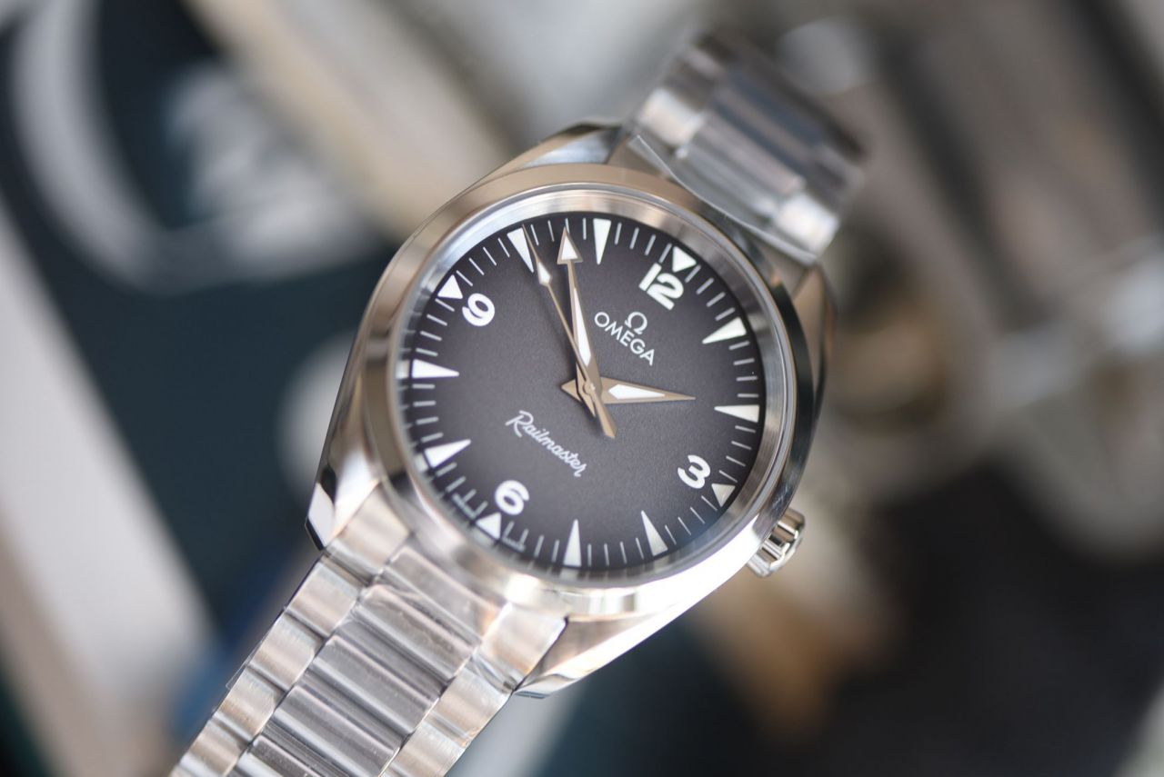 VS铁霸欧米茄海马系列235.10.38.20.06.001腕表 /  