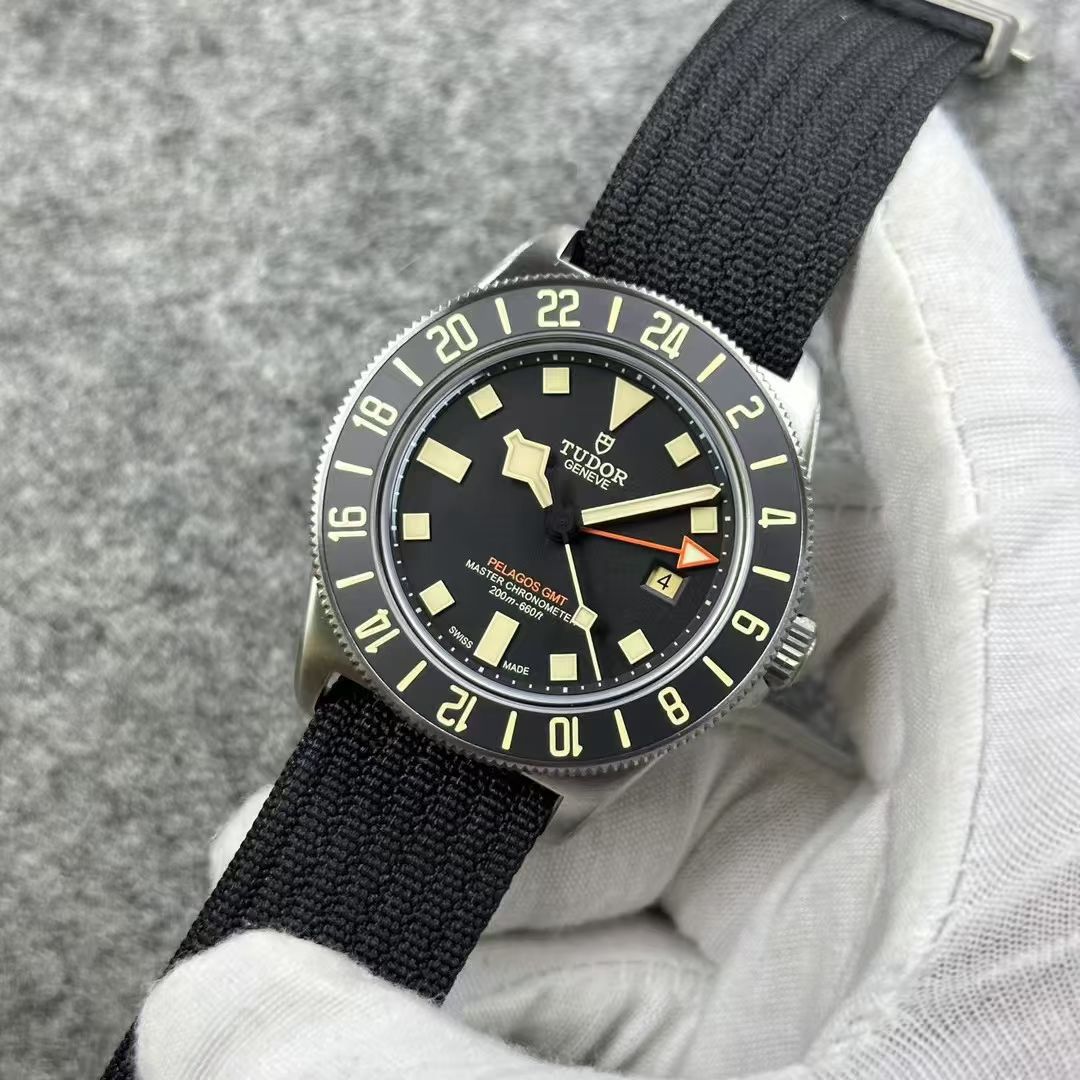 M+帝舵领潜型系列M2542G257NU-0002腕表 /  