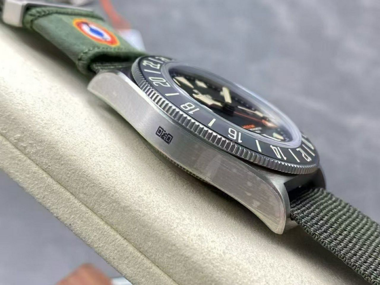 M+帝舵领潜型系列M2542G257NU-0002腕表 /  