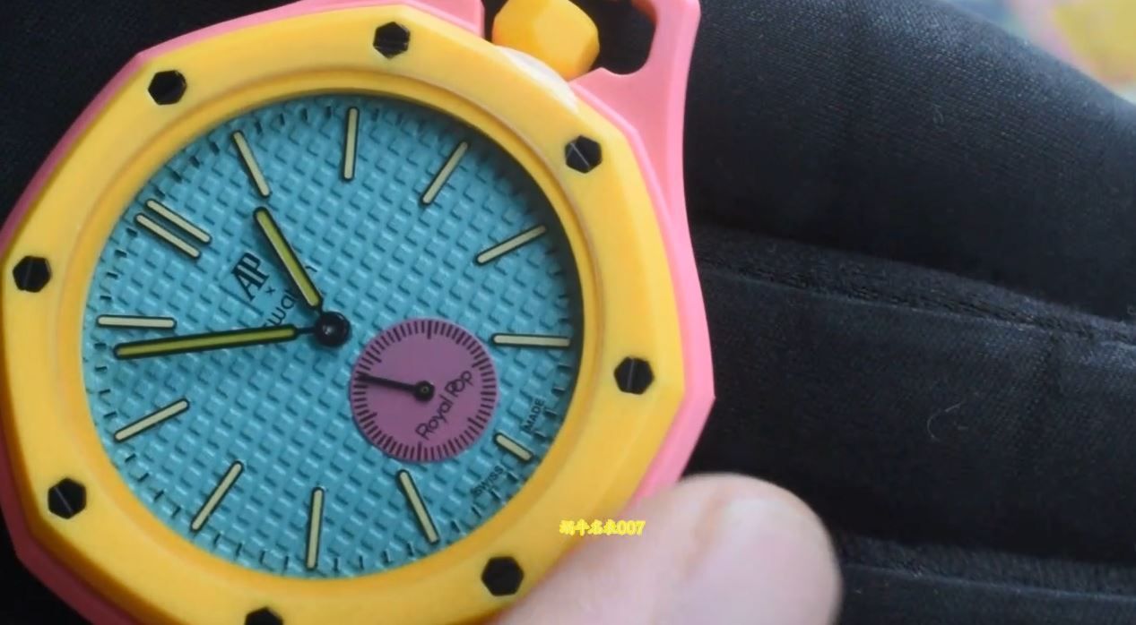 视频 （Audemars Piguet）× 斯沃琪（Swatch）最新联名推出的 Royal Pop Bioceramic 系列怀表