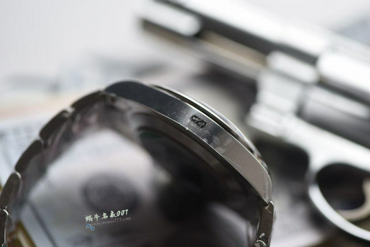 Clean Rolex Explorer   II   imitation  replica  watches : Oyster steel  - m226570-0001 / R937