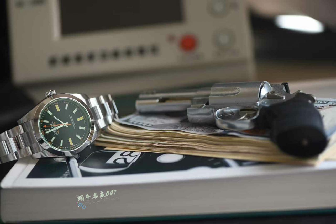 vs Rolex  Lightning Grid Magnetic Type  replica imitation  green glass m116400gv-0001 Black dial  watches  / R952