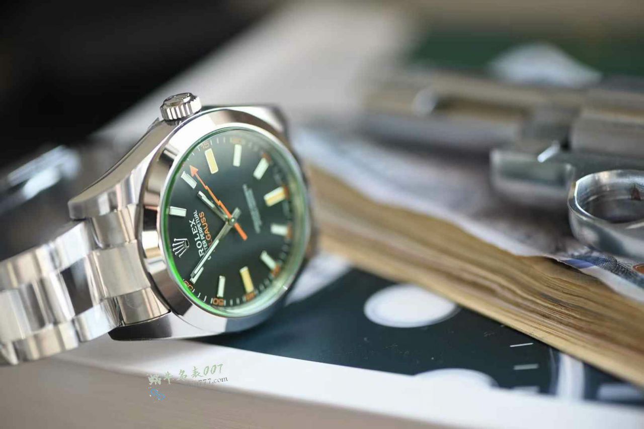 vs Rolex  Lightning Grid Magnetic Type  replica imitation  green glass m116400gv-0001 Black dial  watches  / R952
