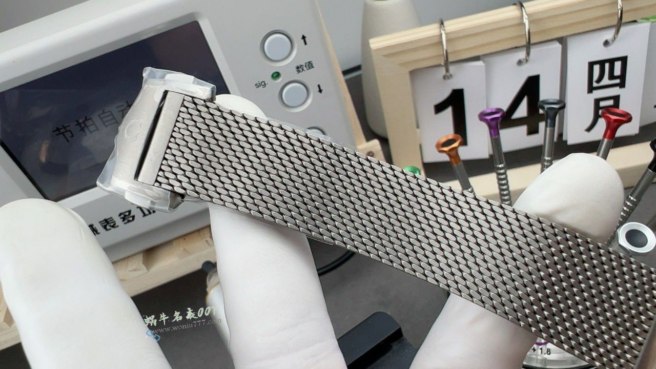 VS Omega   bronze gold  Green 007 No Time to Die   Seamaster 300 super  replica  watch210.90.42.20.10.001 watches  / VS827