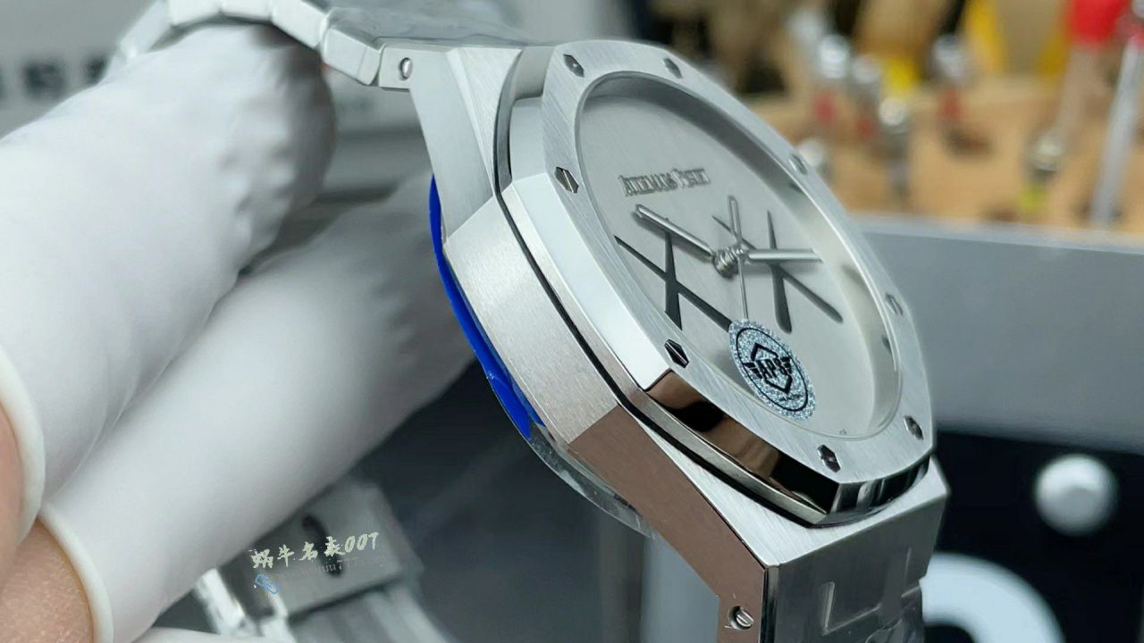 APS Factory  Audemars Piguet Audemars Piguet Collaboration kaws 的 new product 15500 / AP315