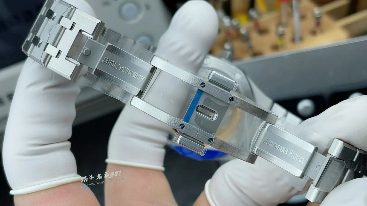 APS Factory  Audemars Piguet Audemars Piguet Collaboration kaws 的 new product 15500 / AP315