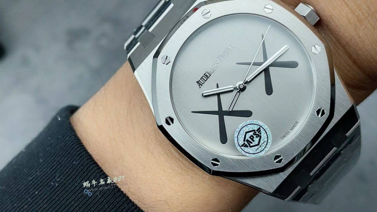 APS Factory  Audemars Piguet Audemars Piguet Collaboration kaws 的 new product 15500 / AP315