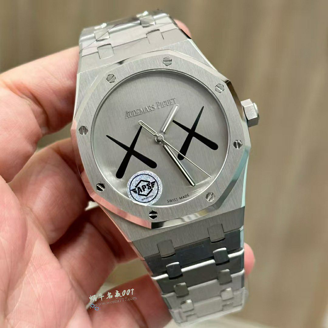 APS Factory  Audemars Piguet Audemars Piguet Collaboration kaws 的 new product 15500 / AP315