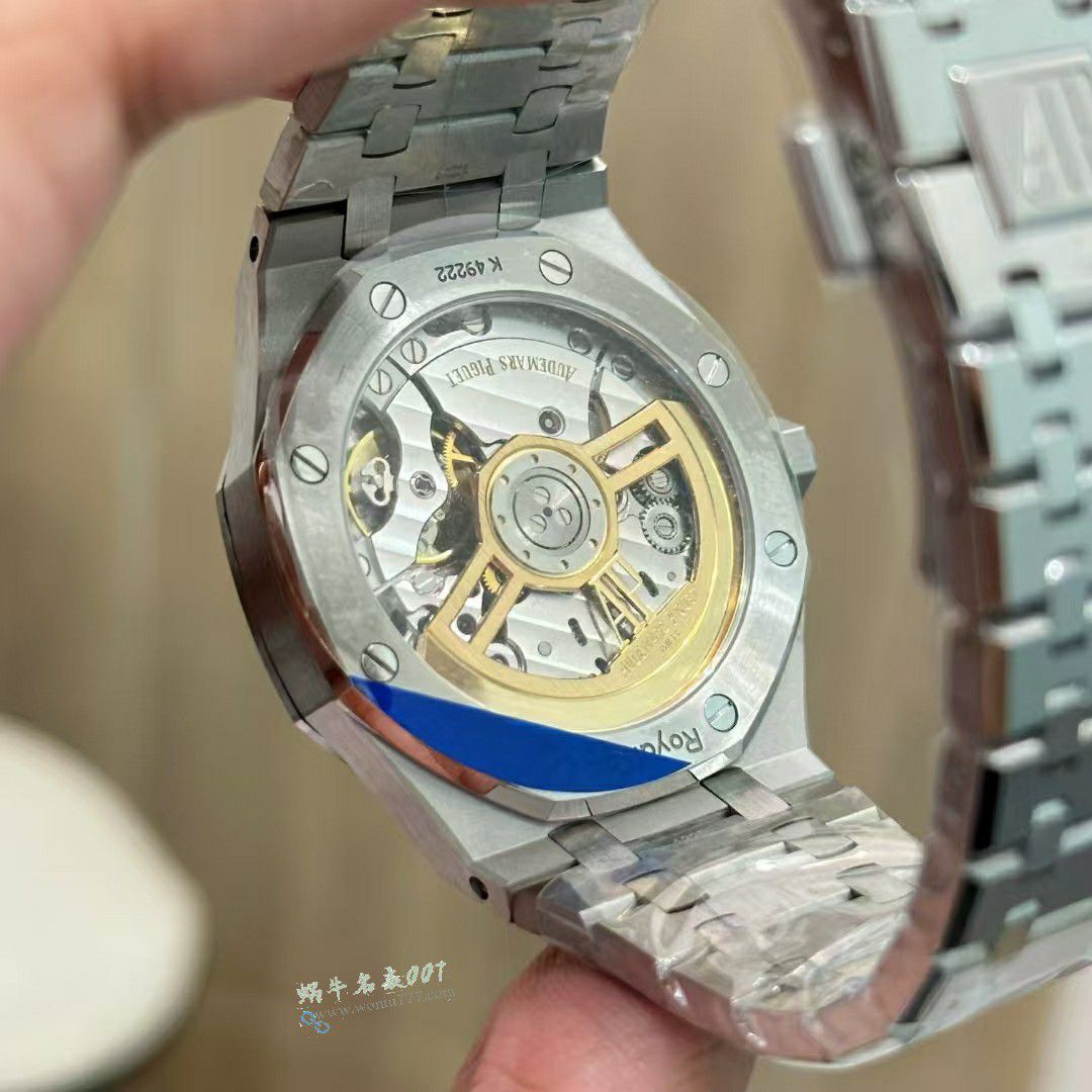 APS Factory  Audemars Piguet Audemars Piguet Collaboration kaws 的 new product 15500 / AP315