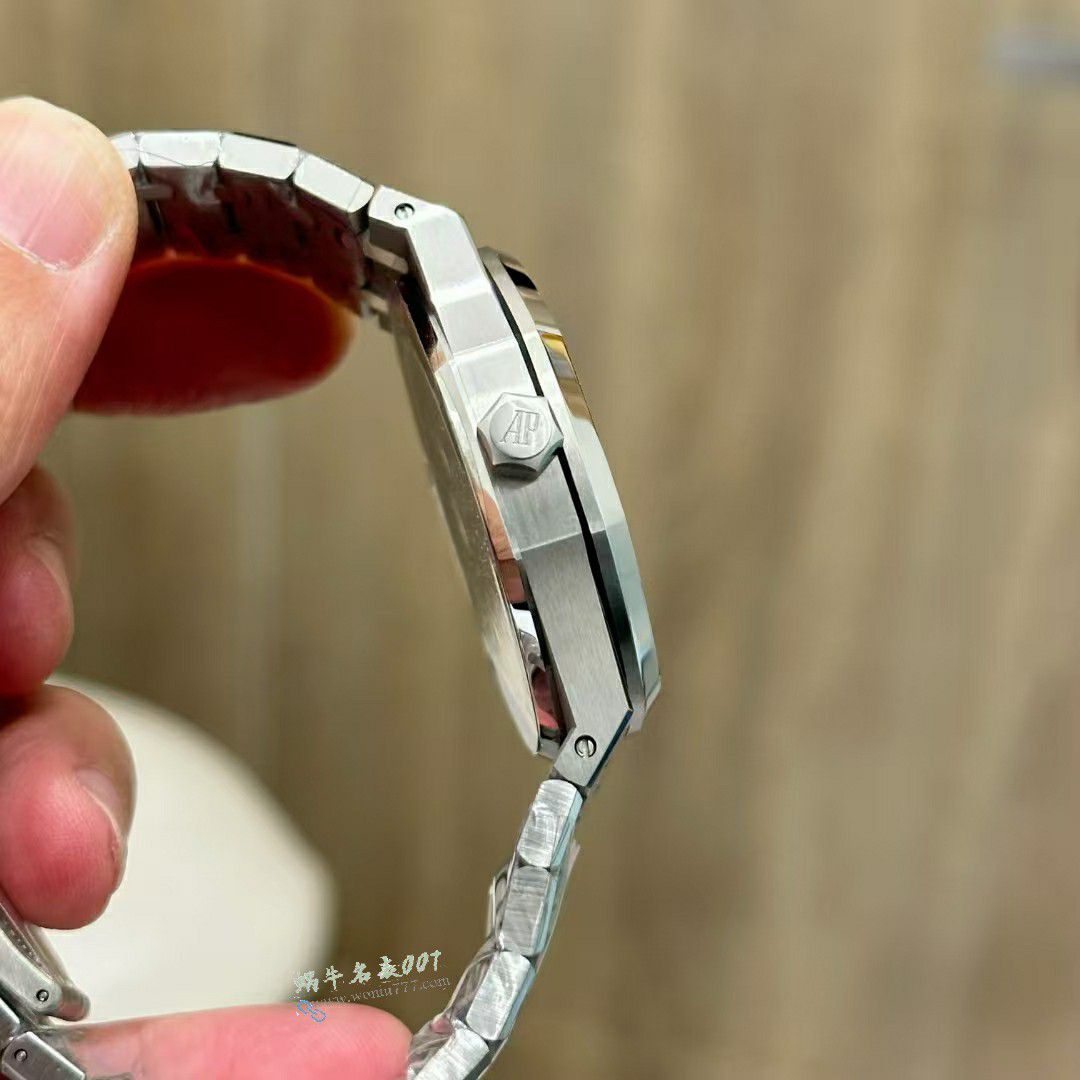 APS Factory  Audemars Piguet Audemars Piguet Collaboration kaws 的 new product 15500 / AP315