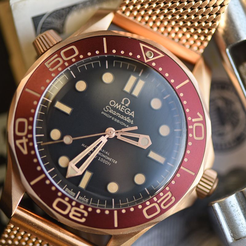  Video review VS Omega   bronze gold  No Time to Die 210.90.42.20.01.003 watches 