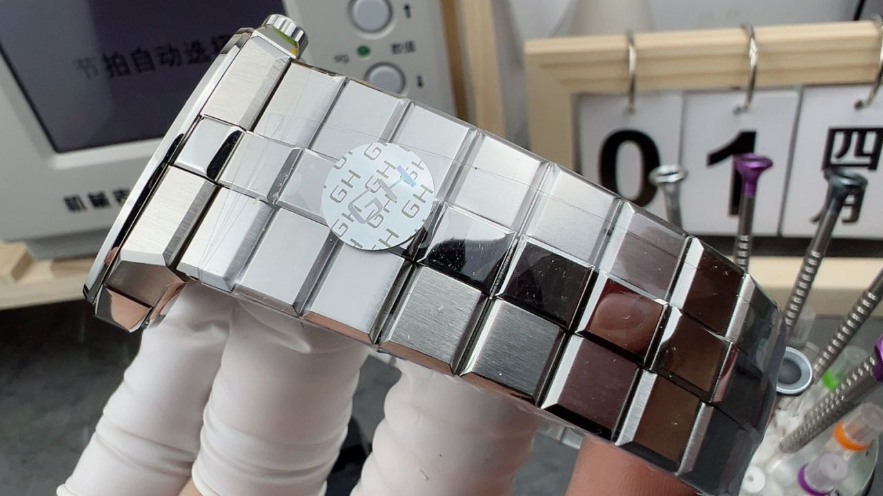 GH Chopard Snow Mountain Proud Wings  series  Pink Dial   Calendar 款 watches  / XB089