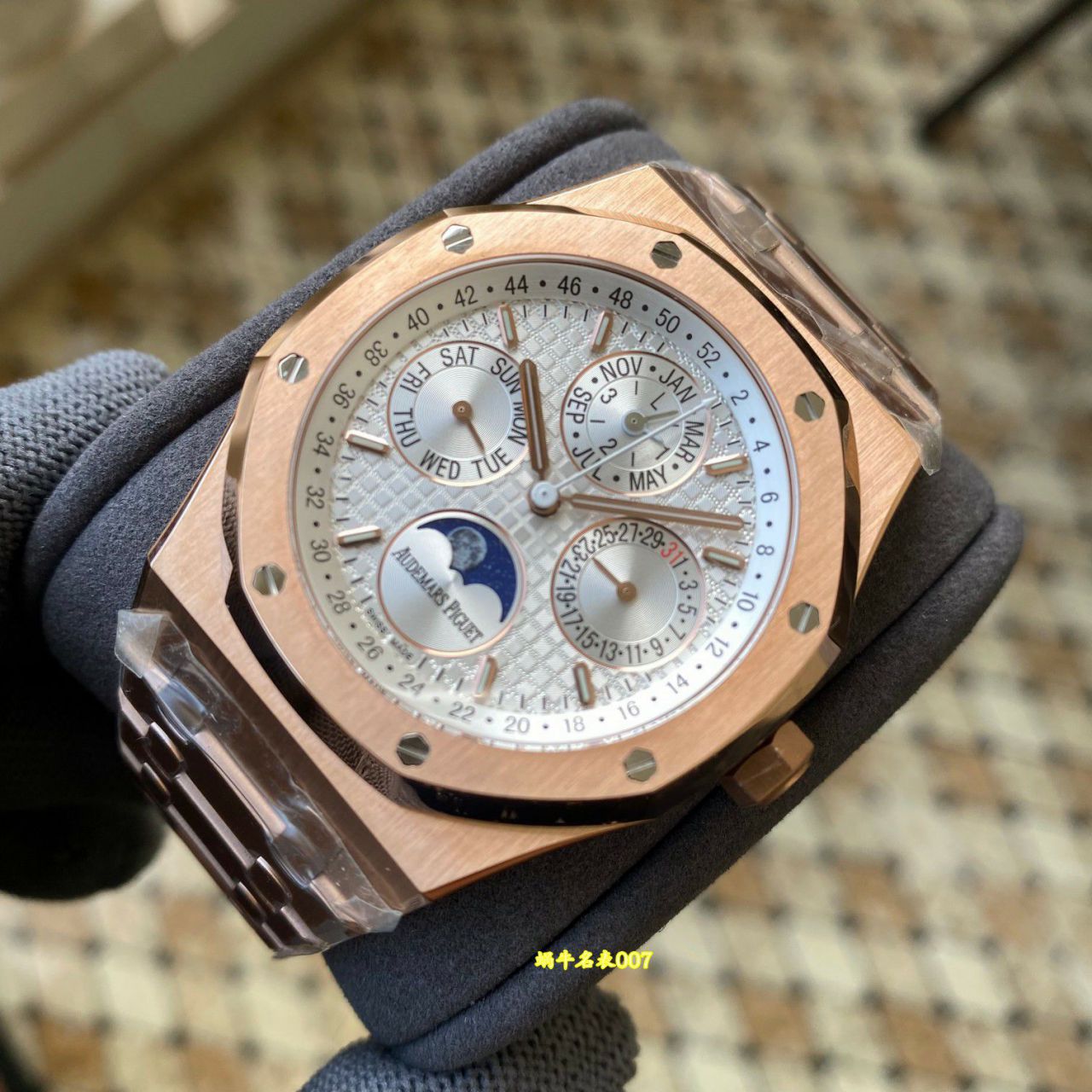 APS Factory Audemars Piguet Royal Oak TOP replica  watch26574OR.OO.1220OR.01 watches  / AP335