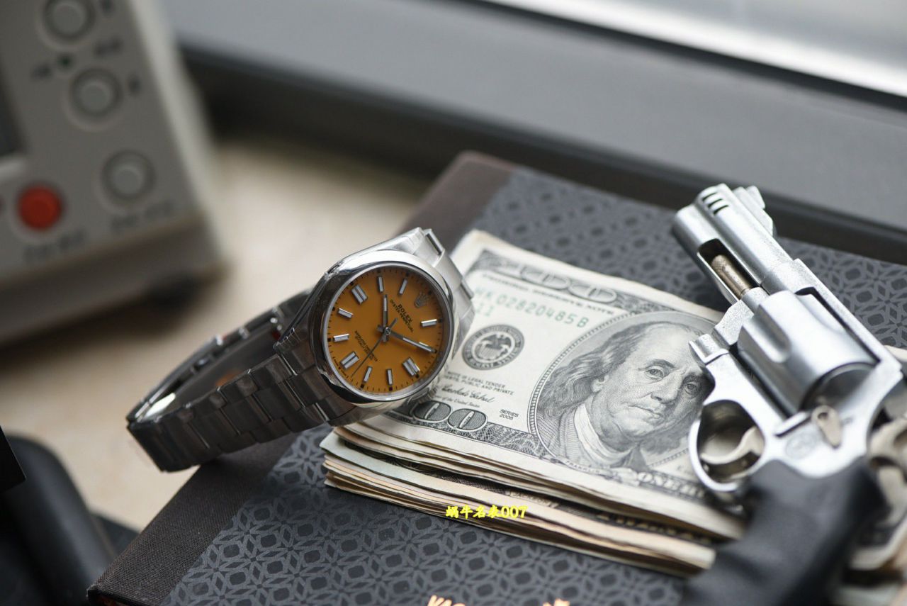 vs Rolex  Oyster Perpetual  41 mm m124300-0004 watches  / R1005