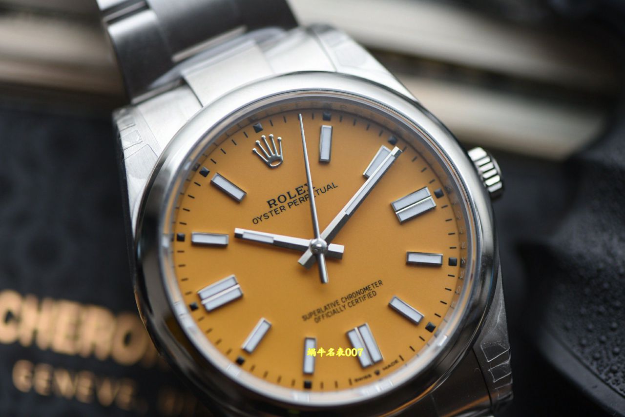 vs Rolex  Oyster Perpetual  41 mm m124300-0004 watches  / R1005