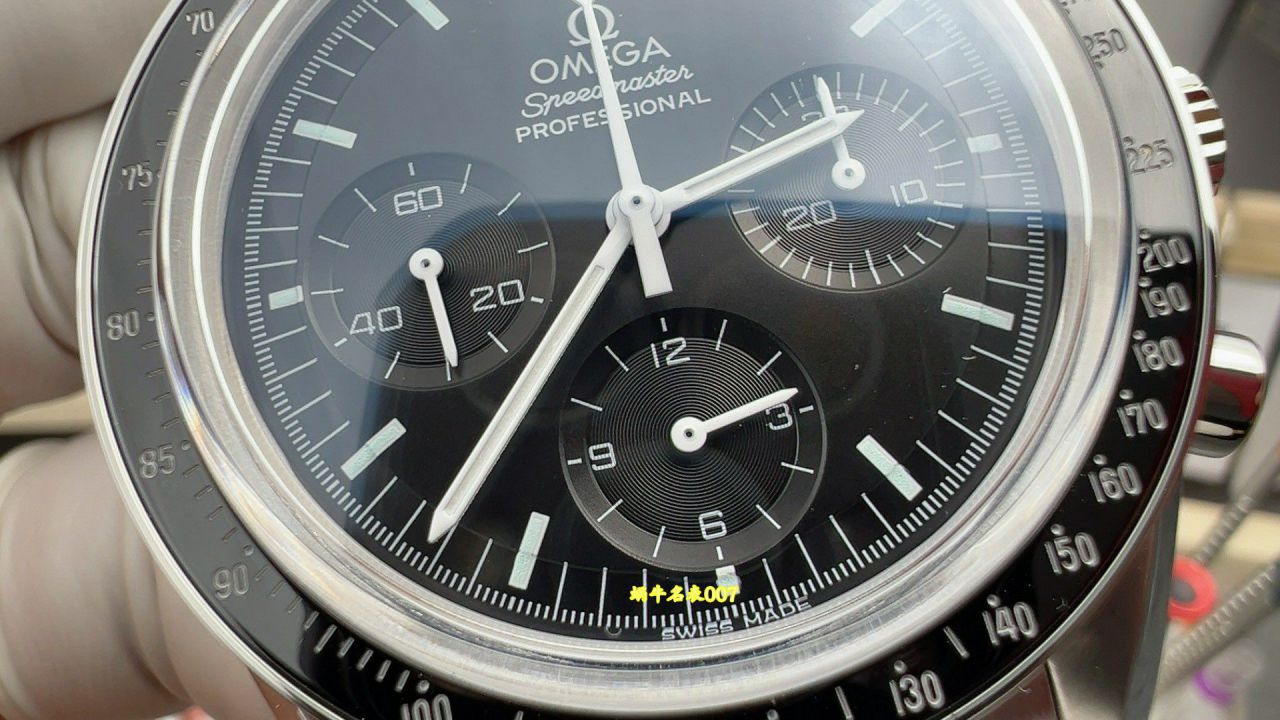OM  Omega Speedmaster  series 310.30.42.50.01.001 watches  / VS850