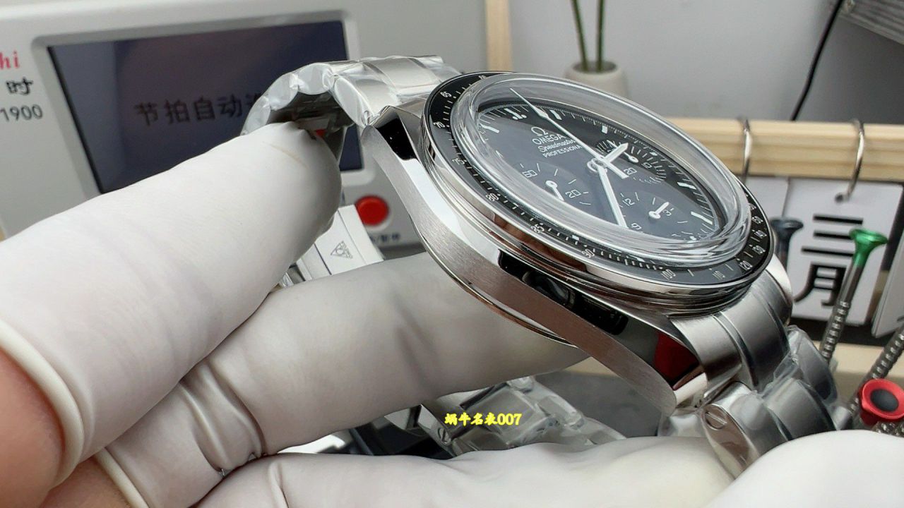 OM  Omega Speedmaster  series 310.30.42.50.01.001 watches  / VS850