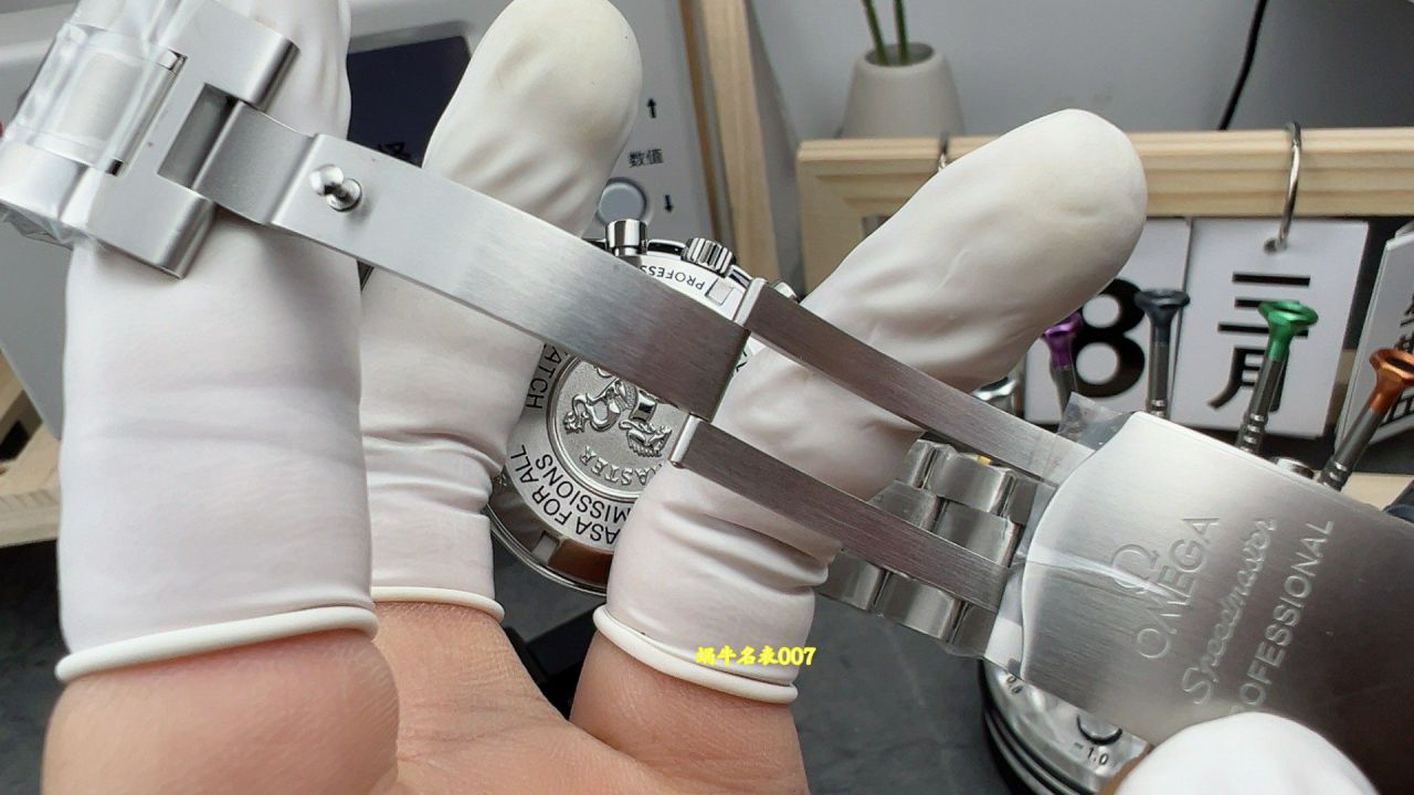 OM  Omega Speedmaster  series 310.30.42.50.01.001 watches  / VS850