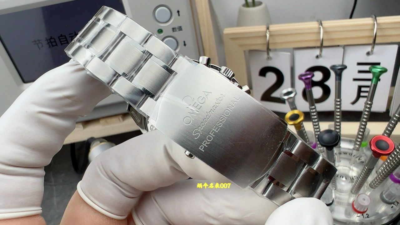 OM  Omega Speedmaster  series 310.30.42.50.01.001 watches  / VS850