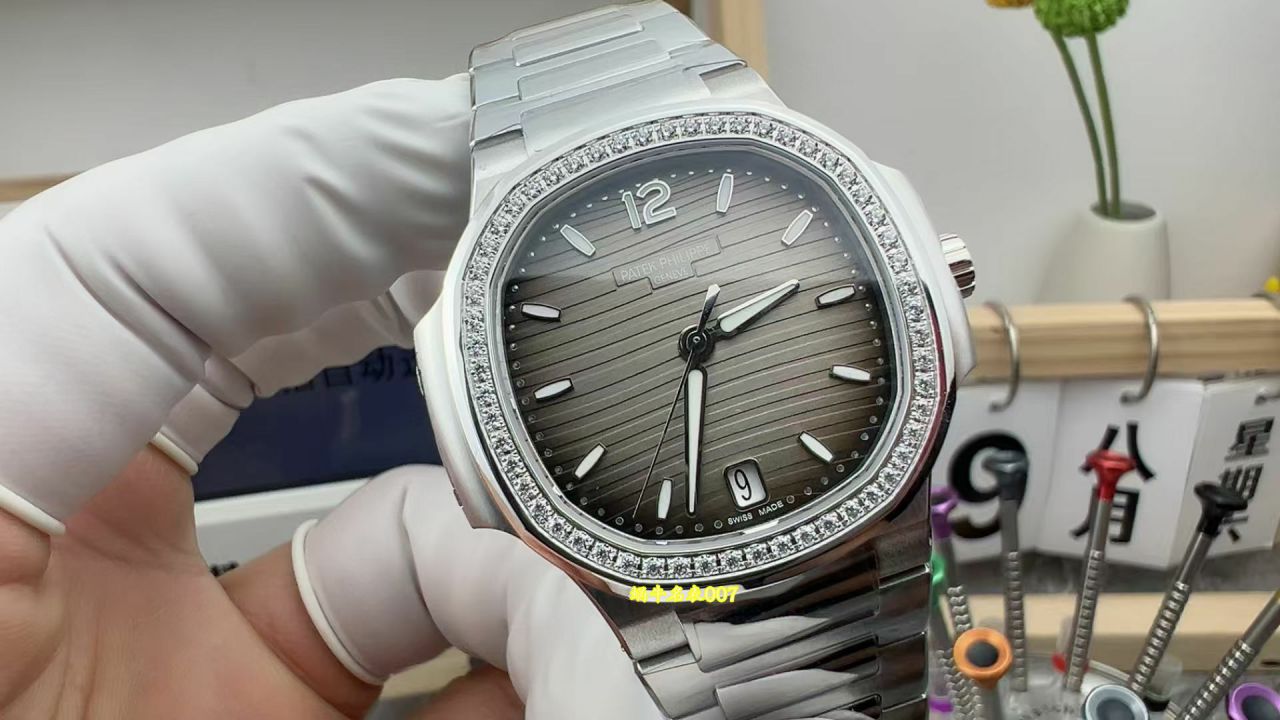 3K Patek Philippe Aquanaut Collection  series 7118/1A-011 watches ( lady  Nautilus ) / BD535